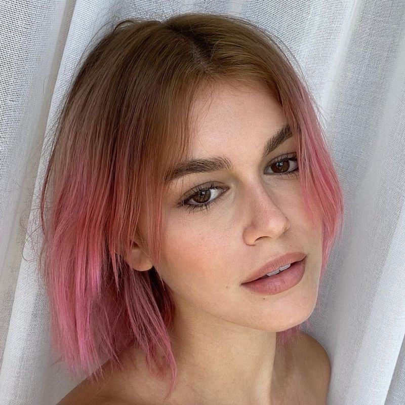 Kaya Gerber usa um penteado rosa ombre-bob