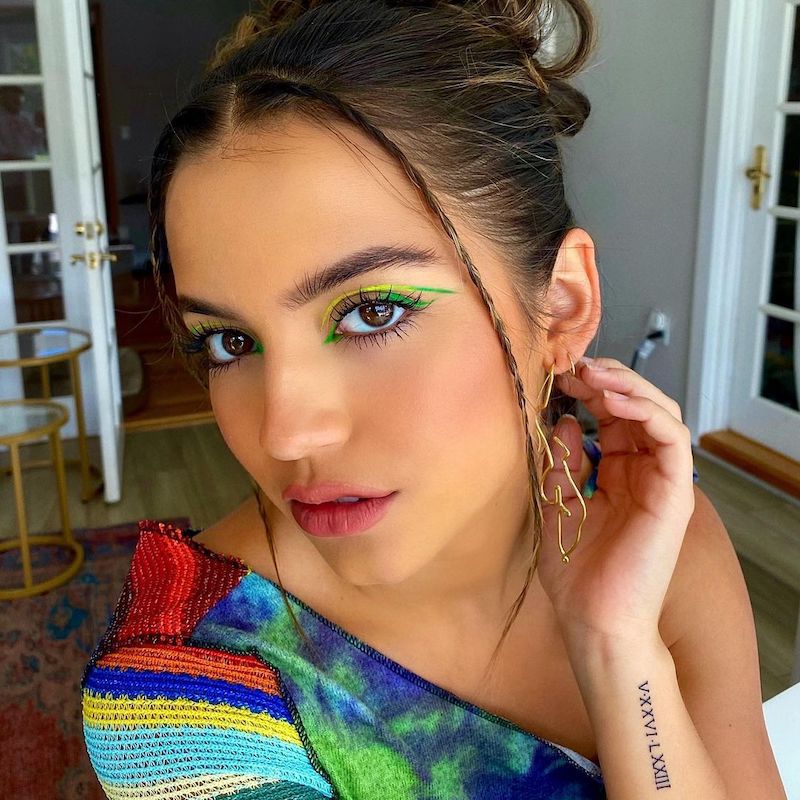 Maquiagem festiva com delineador de neon para os olhos de Isabel Merced
