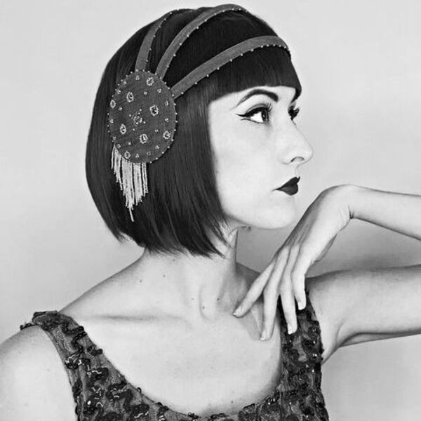 O penteado no estilo do flopper da década de 1920 é uma foto em preto e branco de uma garota