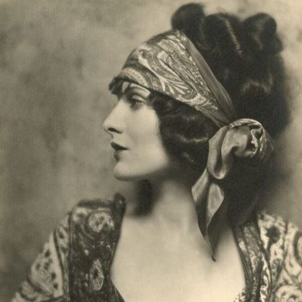 O penteado da década de 1920 com embrulho de fotografia em preto de cabelo e branco