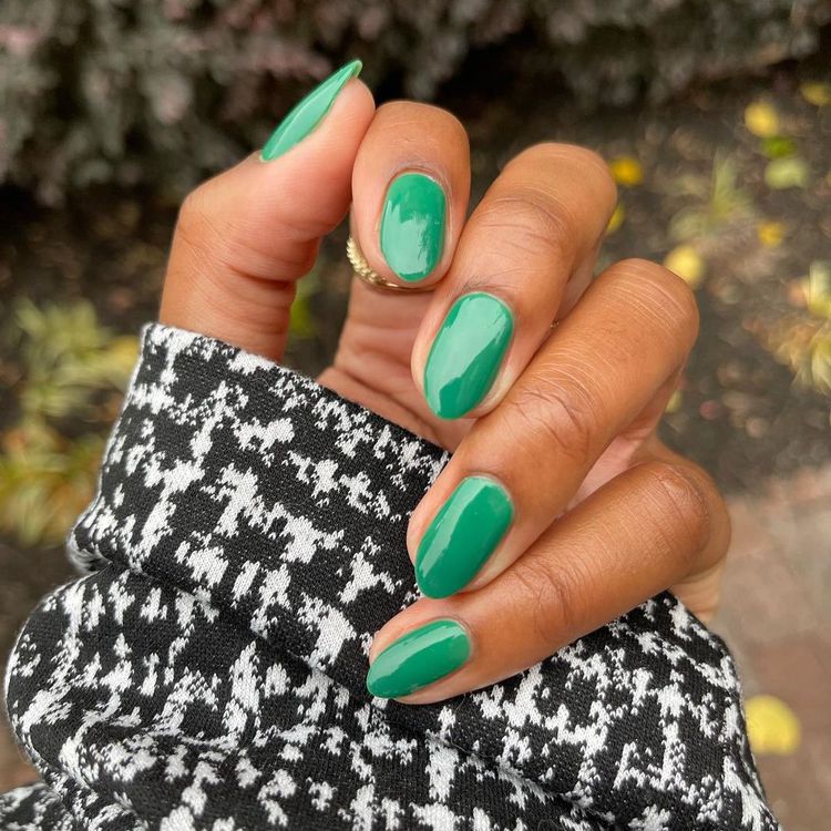 Manicure verde brilhante