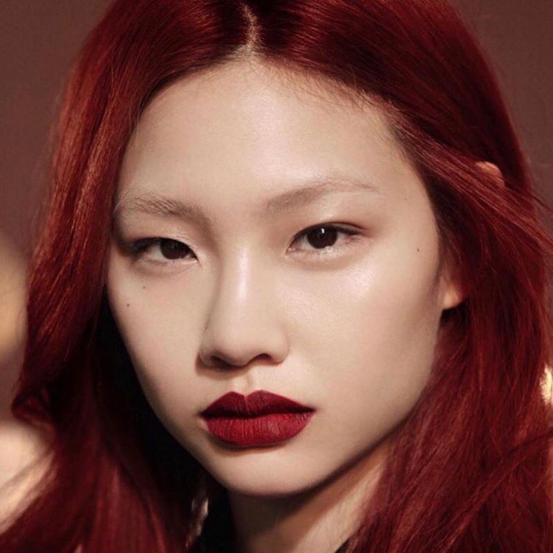 Maquiagem festiva de pele luminosa lábios vermelhos hoyeon jung