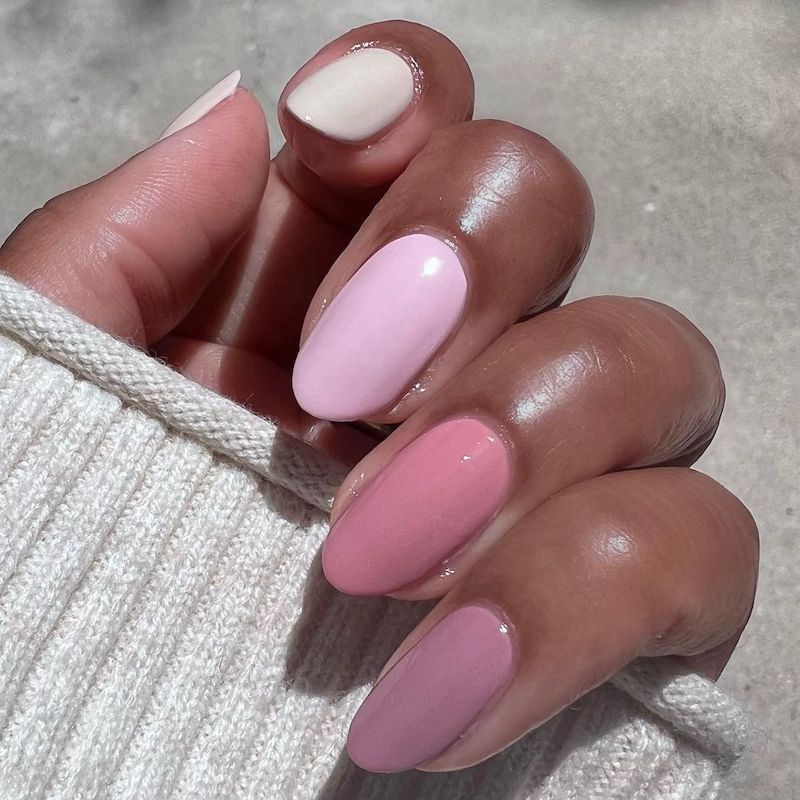 Manicure de gradiente em tons rosa