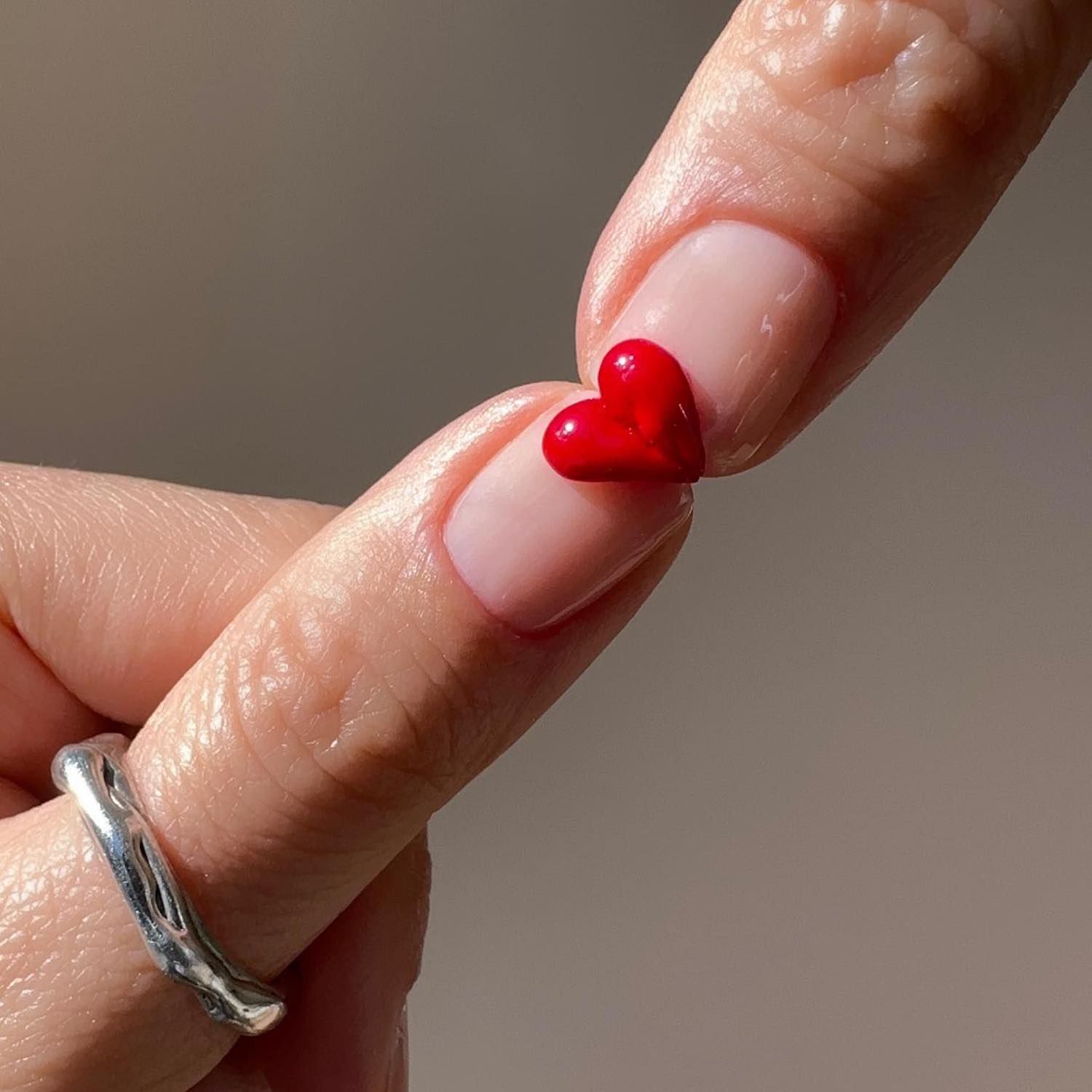 Close-up de duas miniaturas com meios corações vermelhos texturizados que se encaixam
