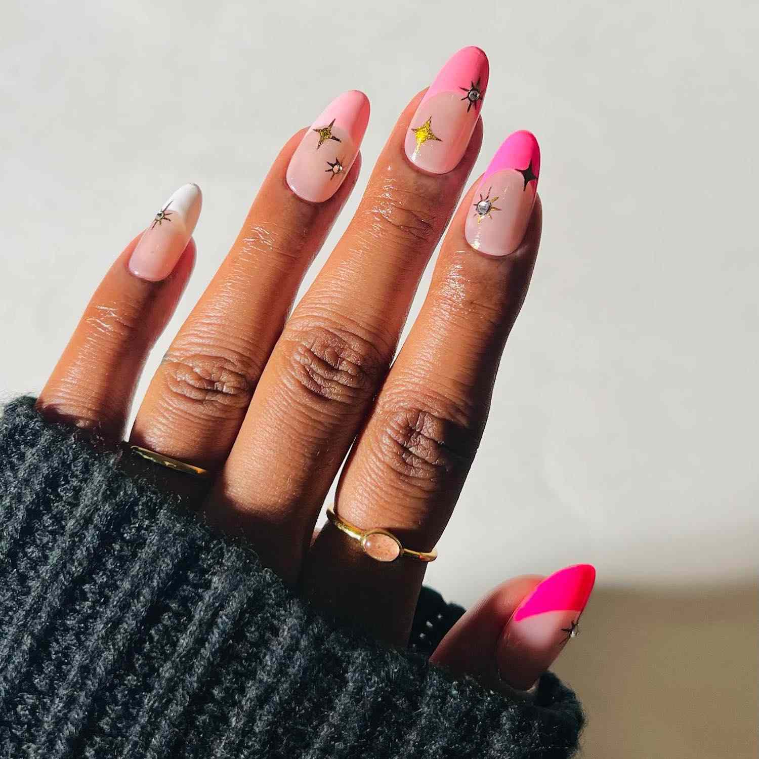 Manicure francesa gradiente rosa com estrelas cromadas texturizadas