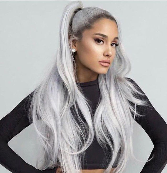 Cabelos grisalhos longos de Ariana Grande