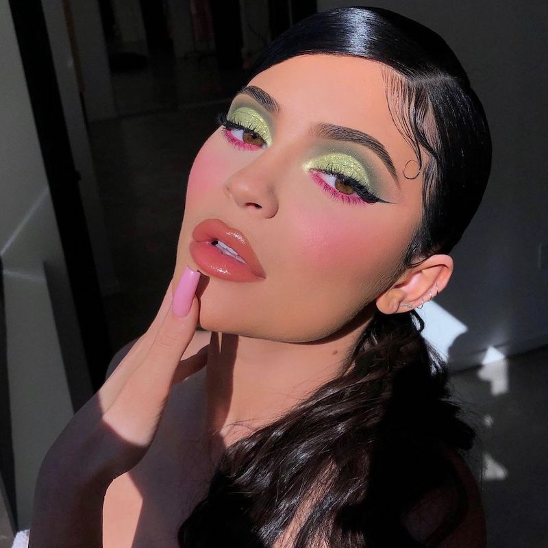 Maquiagem festiva em tons vermelhos verdes Kylie Jenner