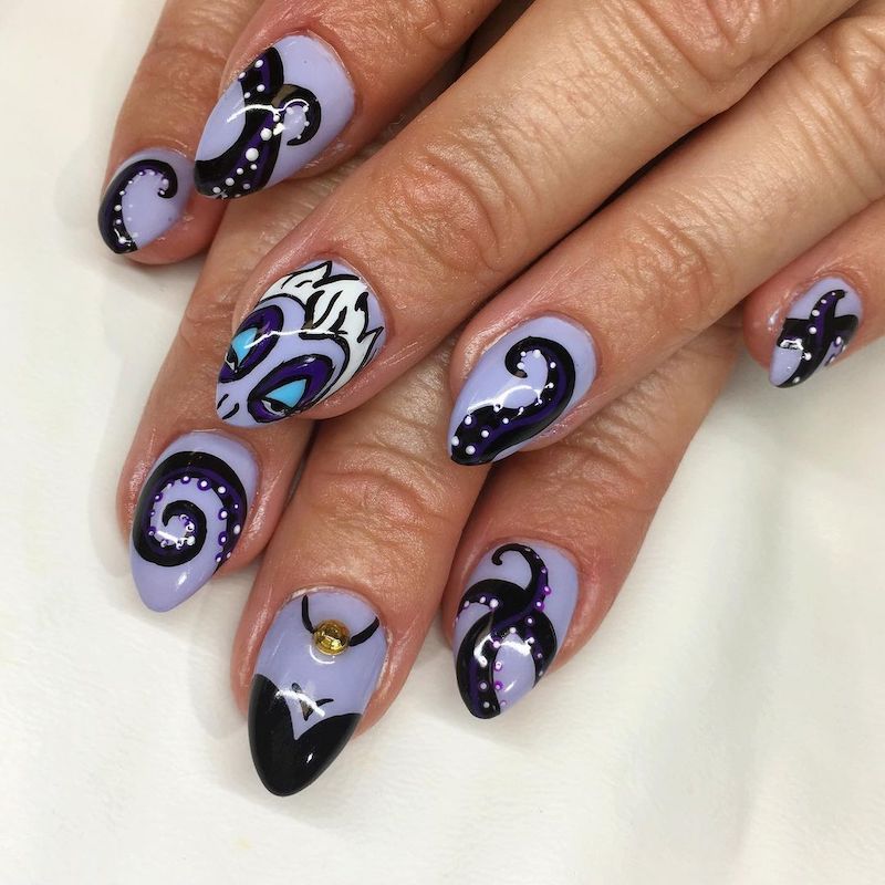 Unhas lilás com tentáculos, rosto e corpo de Ursula
