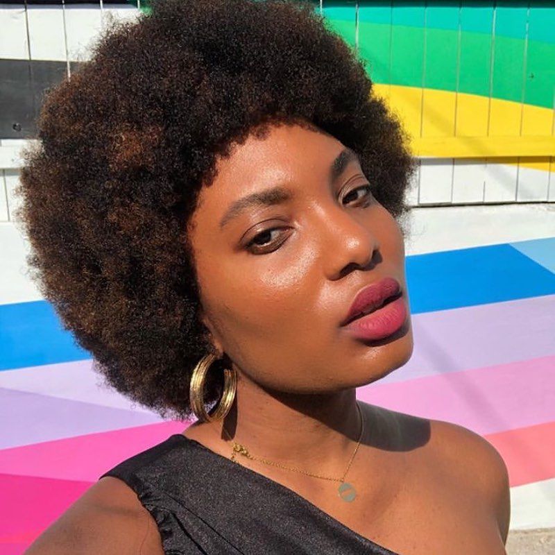 O escritor Byrdie Bianca Lambert usa penteado de Afro