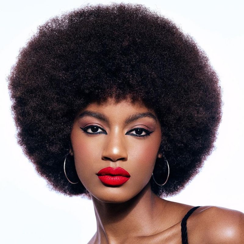 Ebony Davis em um penteado afro volumoso