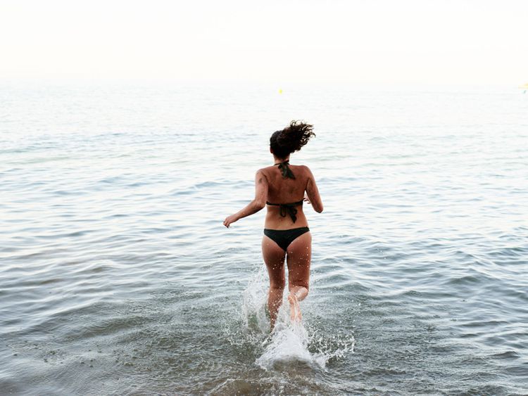 Mulher corre para o mar