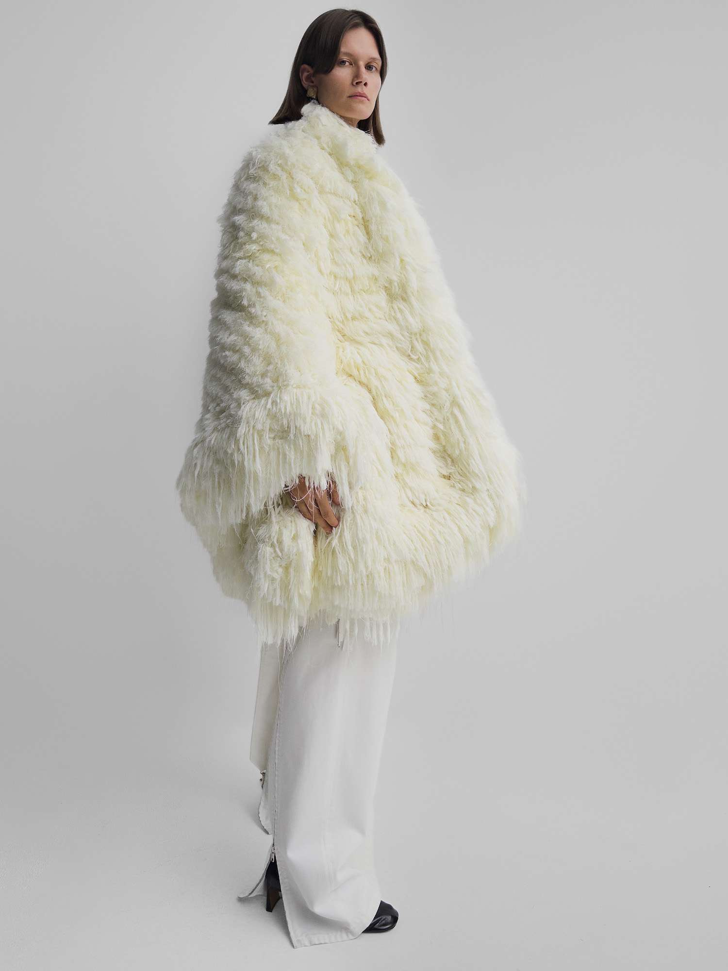 No modelo do casaco Phoebe Philo, feito de viscose creme com bordado manual