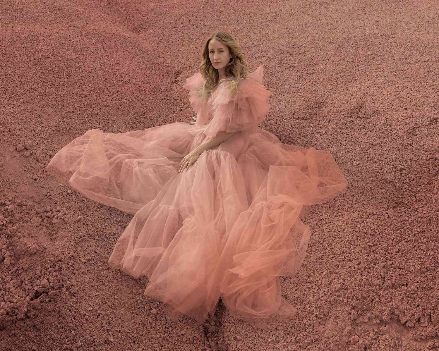 Margot Preço em um vestido rosa de Tule in the Desert.