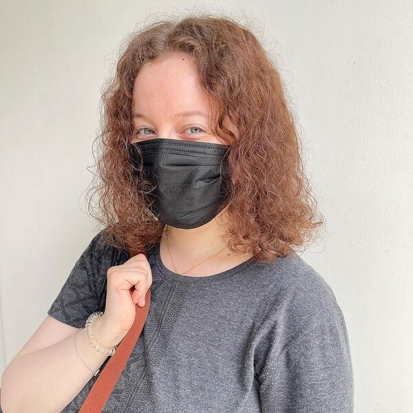 Curly Bob Spiral Perm - Mulher com máscara preta