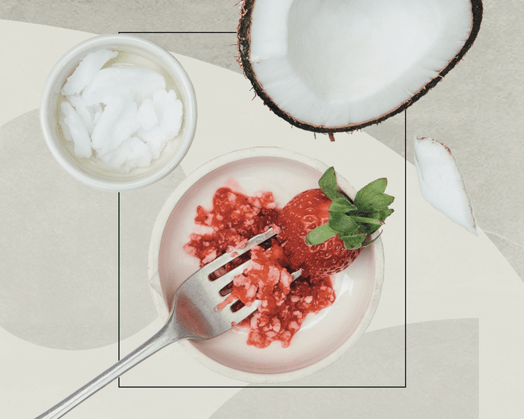 Purê de morango em uma tigela, coco aberto e flocos de coco sobre um fundo de padrão geométrico.