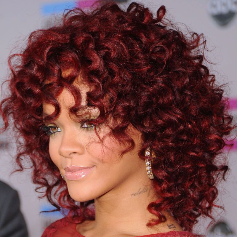 Rihanna com cabelos espirais da Borgonha