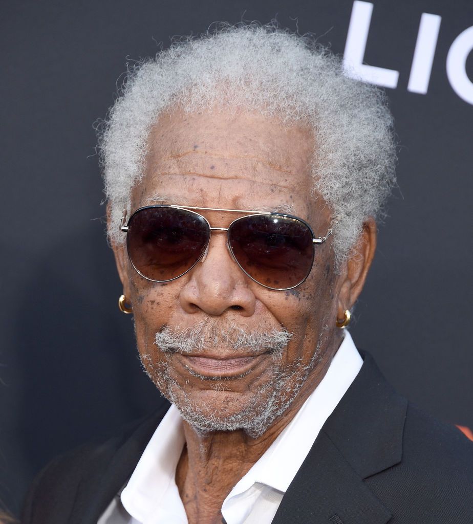 Morgan Freeman com cabelos naturais de sal e pimenta
