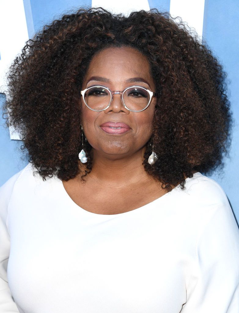 Oprah Winfrey com corte de cabelo afro com um volume no centro