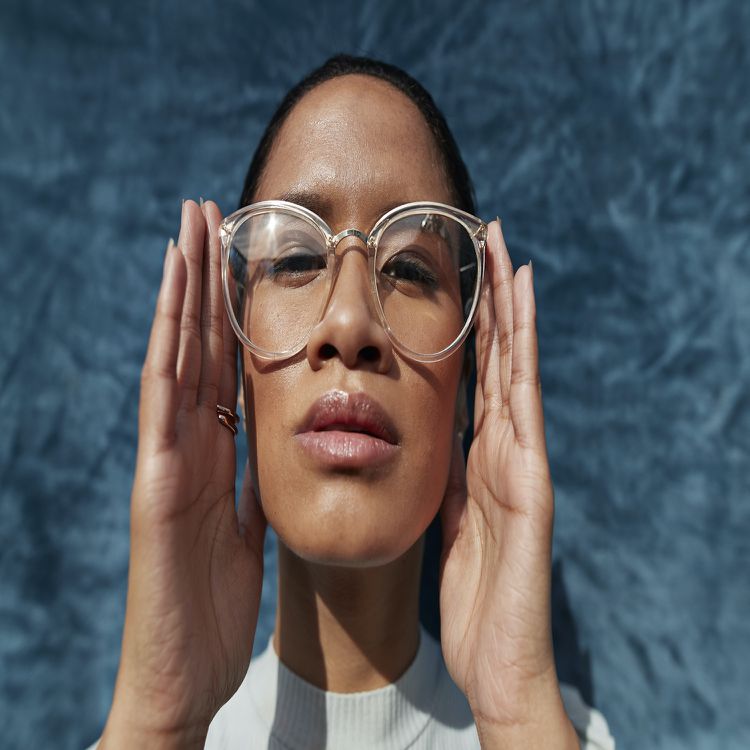 Mulher afro-americana com óculos