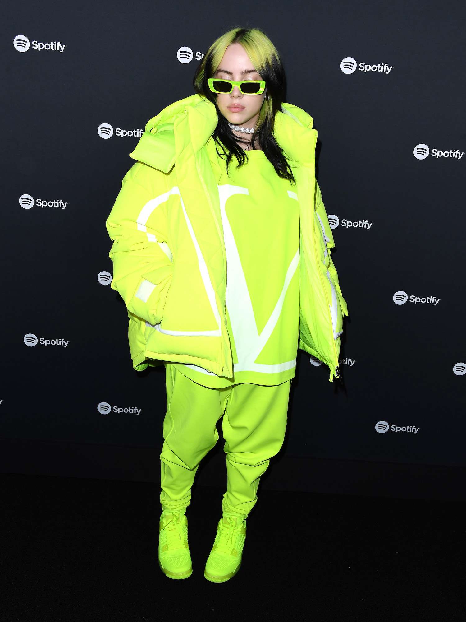 Billie Eilish usa moletom Valentino verde limão, casaco e tênis na festa de melhor novo artista do Spotify 2020