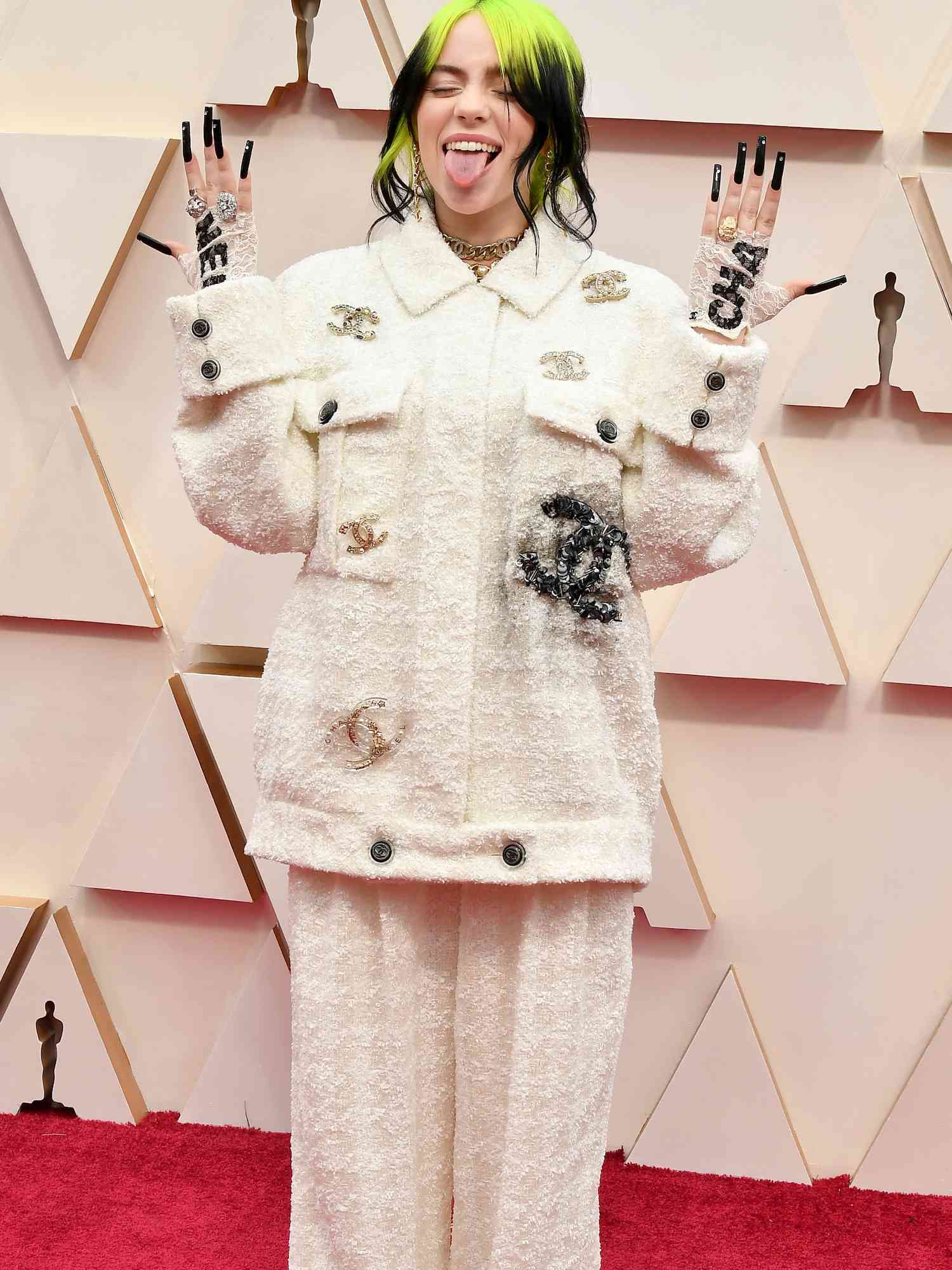 Billie Eilish usa um terno de tweed Chanel creme, luvas de renda sem dedos e joias extravagantes no Oscar de 2020