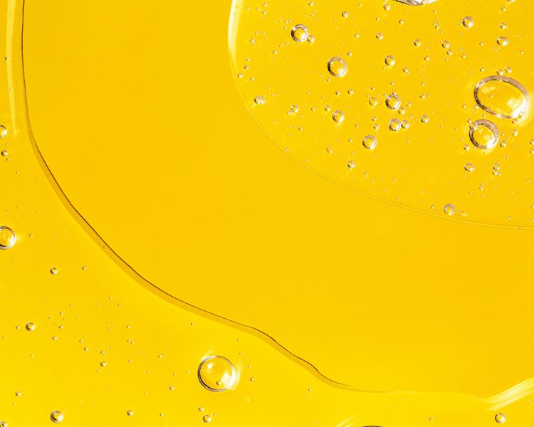Textura do óleo com bolhas em fundo amarelo
