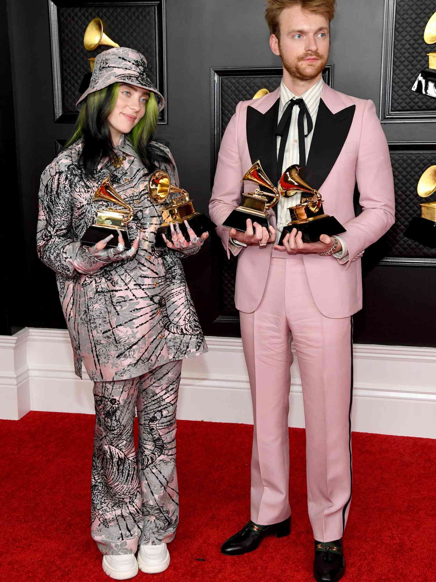 Billie Eilish e Finneas usam Gucci rosa, cinza e preto no Grammy Awards de 2021