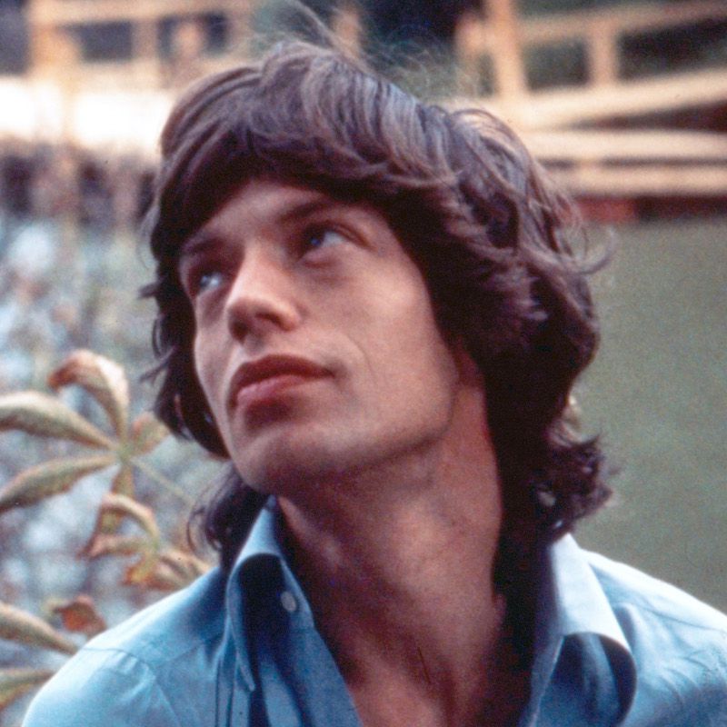 Mick Jagger usa corte de cabelo meio desgrenhado