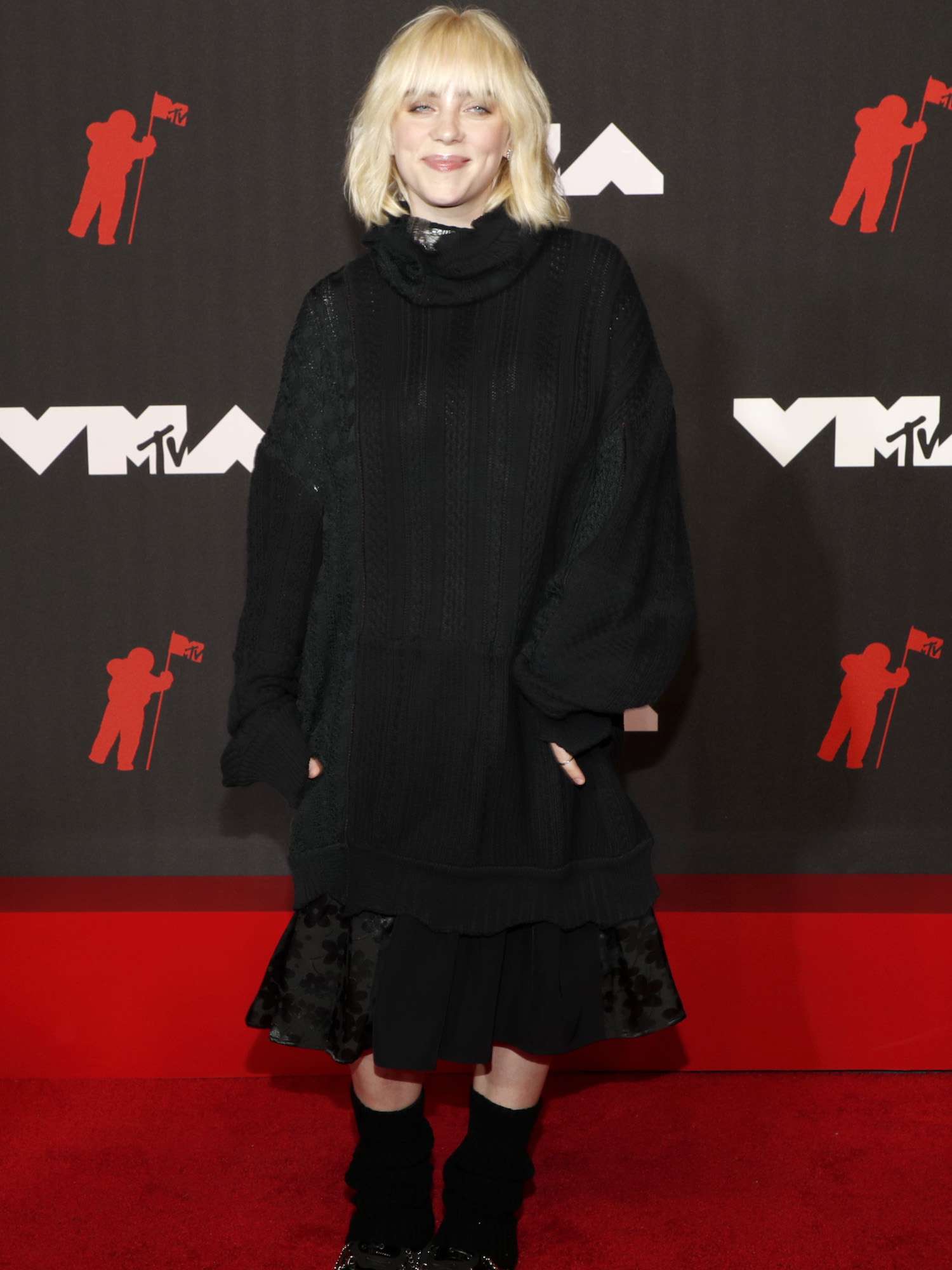 Billie Eilish usa vestido suéter preto, saia midi e botas no MTV Video Music Awards de 2021