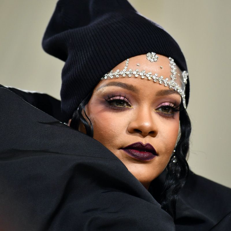 Rihanna colocou sombras roxas para as pálpebras, batom de Borgonha e Black Bob On Met Gala