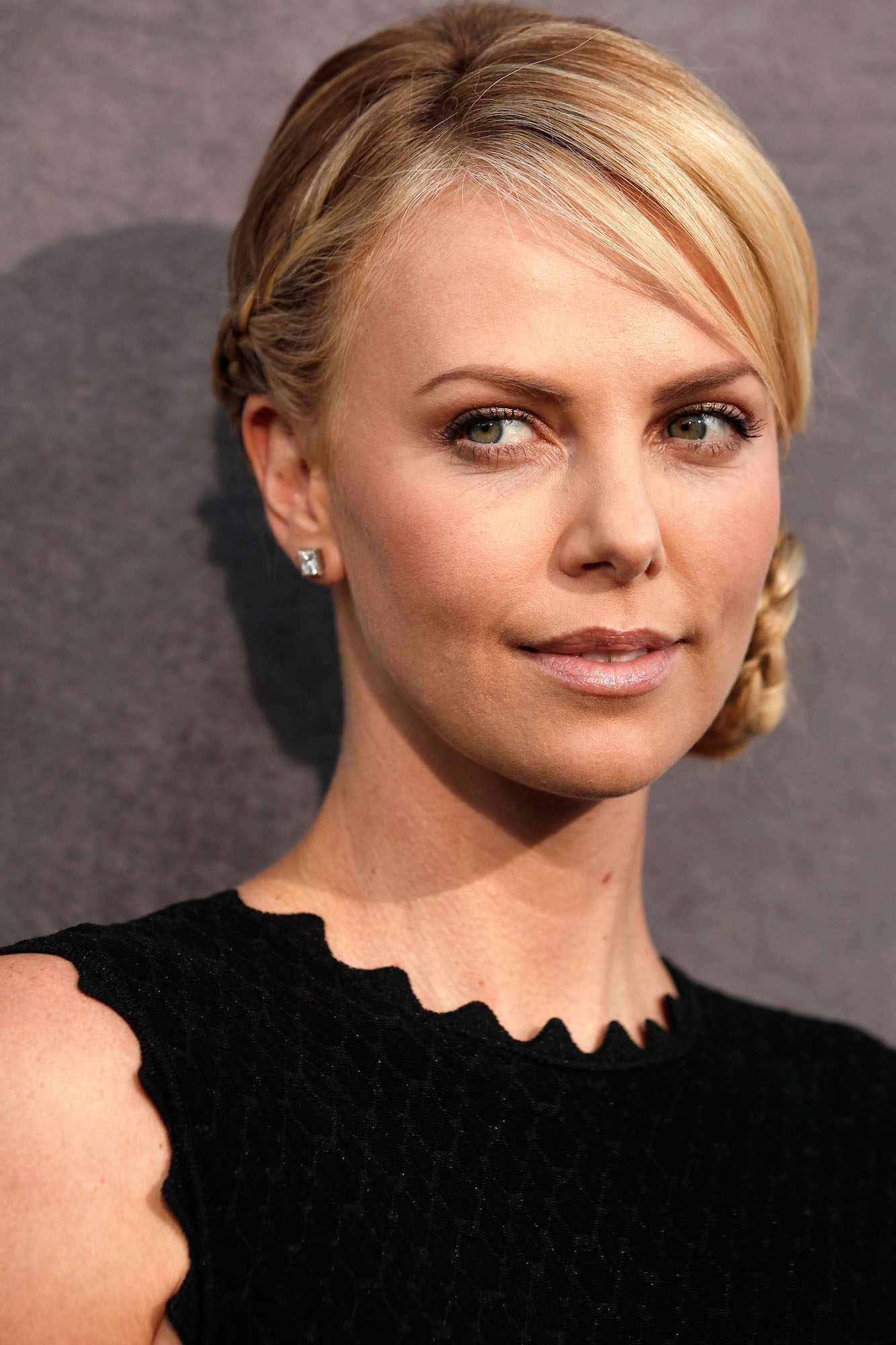 Charlize Theron com coque lateral