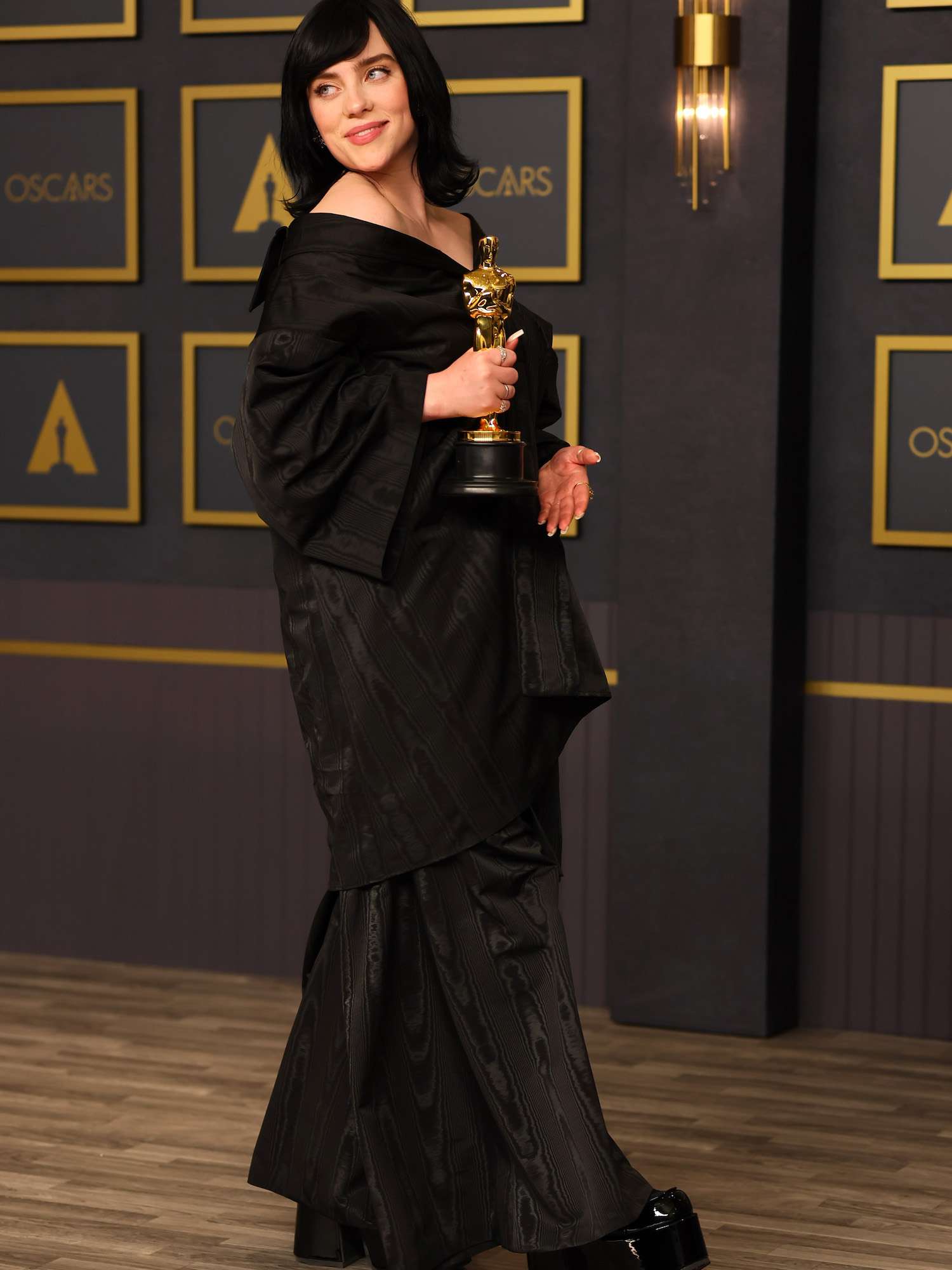 Billie Eilish usa jaqueta preta e calças Gucci grandes no Oscar de 2022
