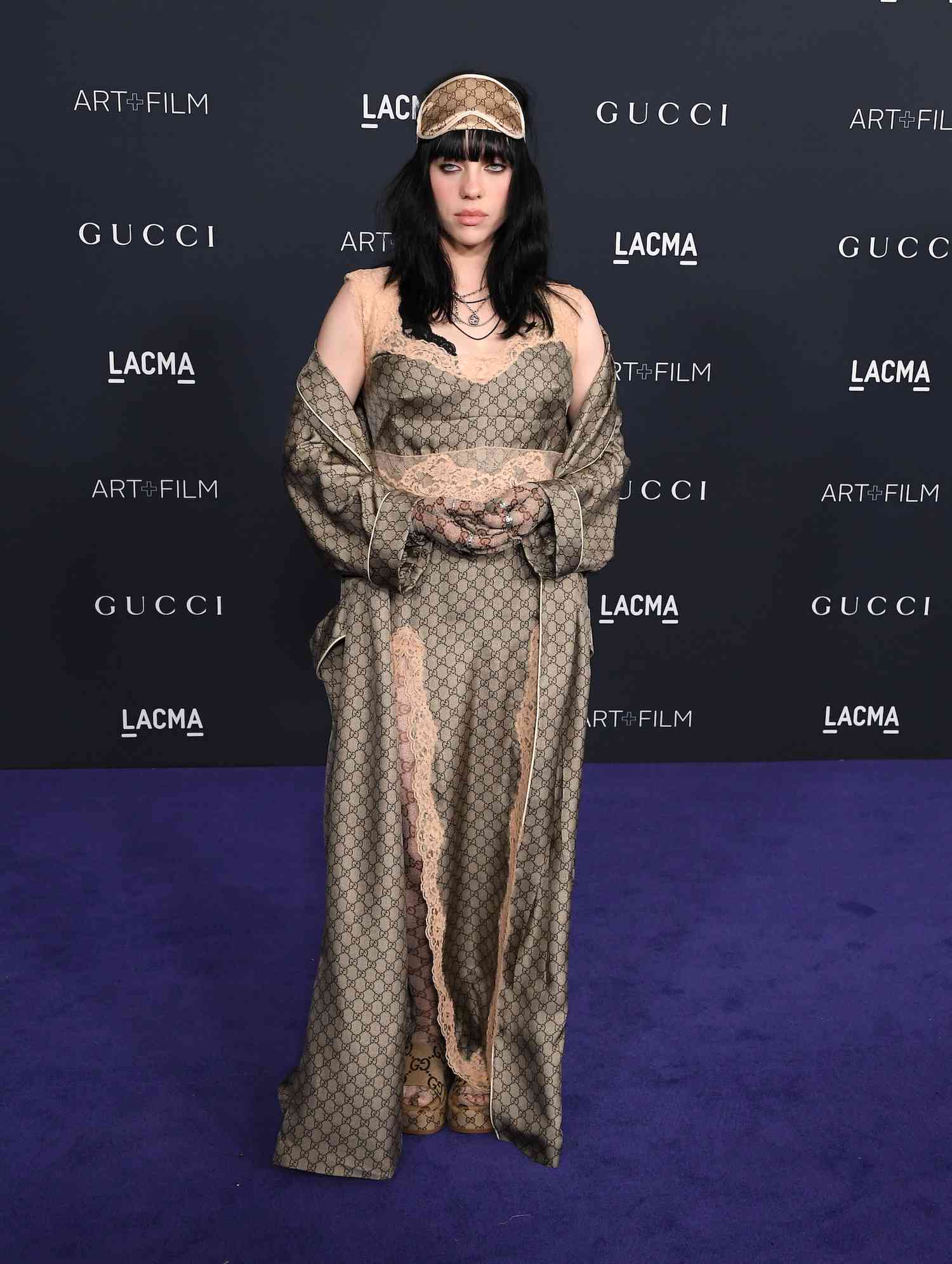 Billie Eilish usa roupa de dormir, roupão e máscara de dormir com o logotipo da Gucci no LACMA Art + Film Gala de 2022