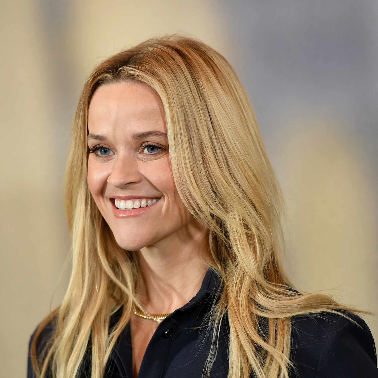 Reese Witherspoon usa um penteado de comprimento médio com camadas macias emoldurando o rosto