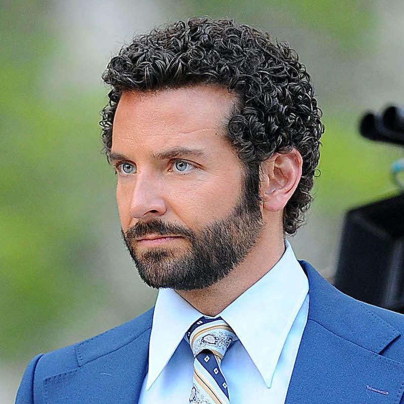 Bradley Cooper usa um penteado com permanente no set de American Hustle