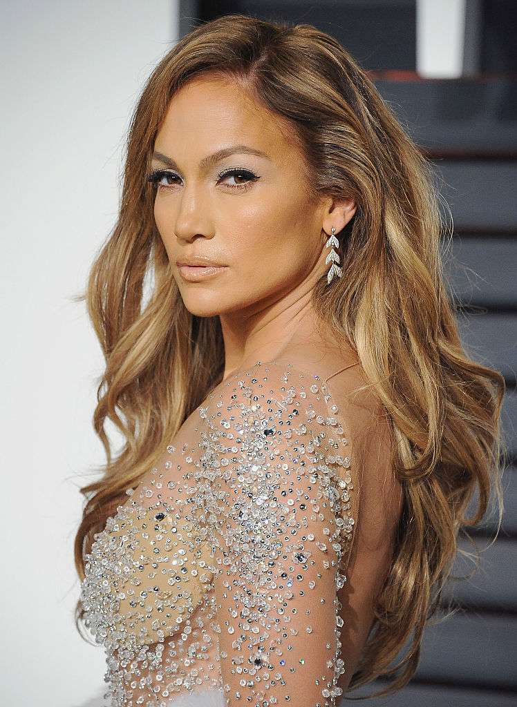 Jennifer Lopez com longas ondas laterais glamorosas