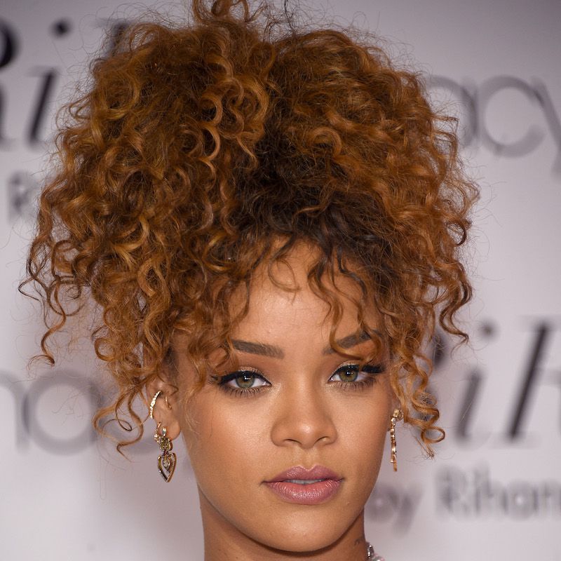 Rihanna usa um cabelo encaracolado com uma cauda de abacaxi