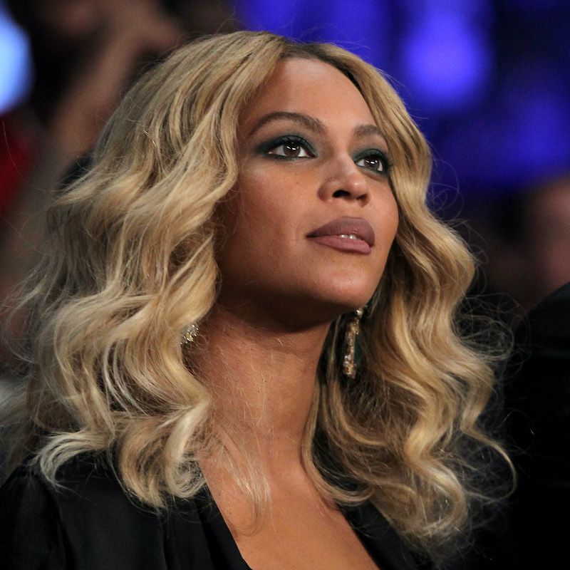 Beyoncé usa cabelos enrolados de cinzas de comprimento médio