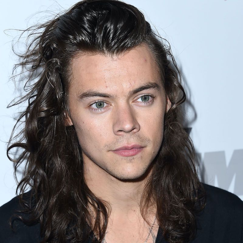 Harry Styles usa corte de cabelo longo e ondulado