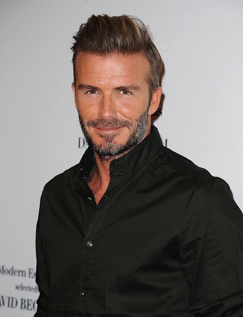 David Beckham com barba da cor de sal e pimenta e cabelos lambidos