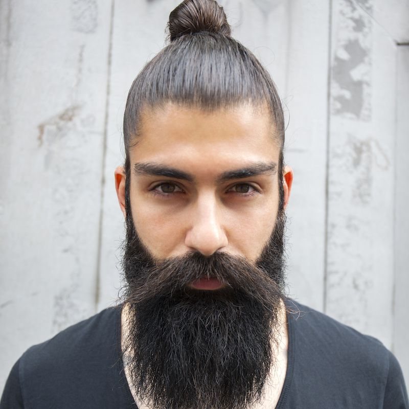 Penteados de pão de homem barba longa e bigode