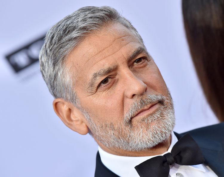 George Clooney em um smoking no tapete vermelho