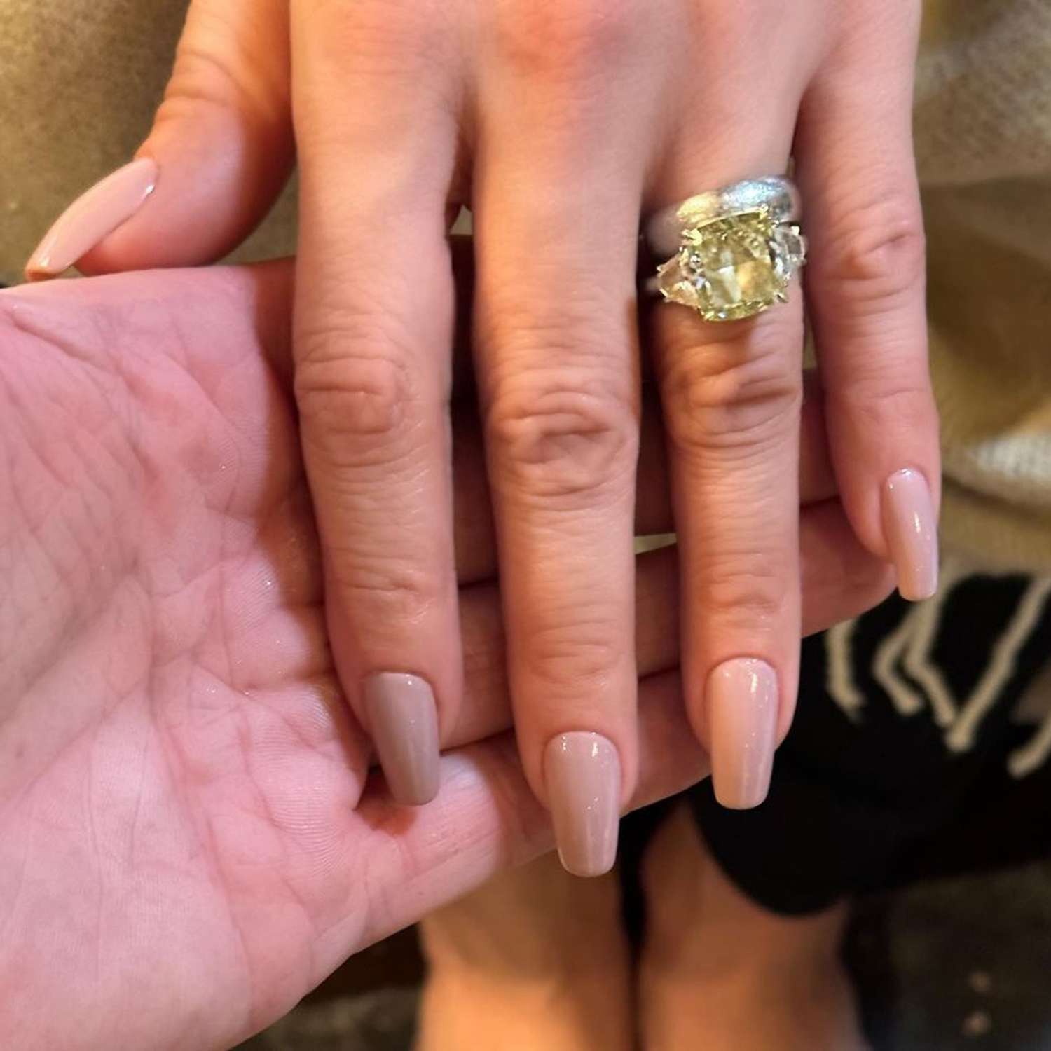 Mão Jennifer Lopez com uma manicure brilhante