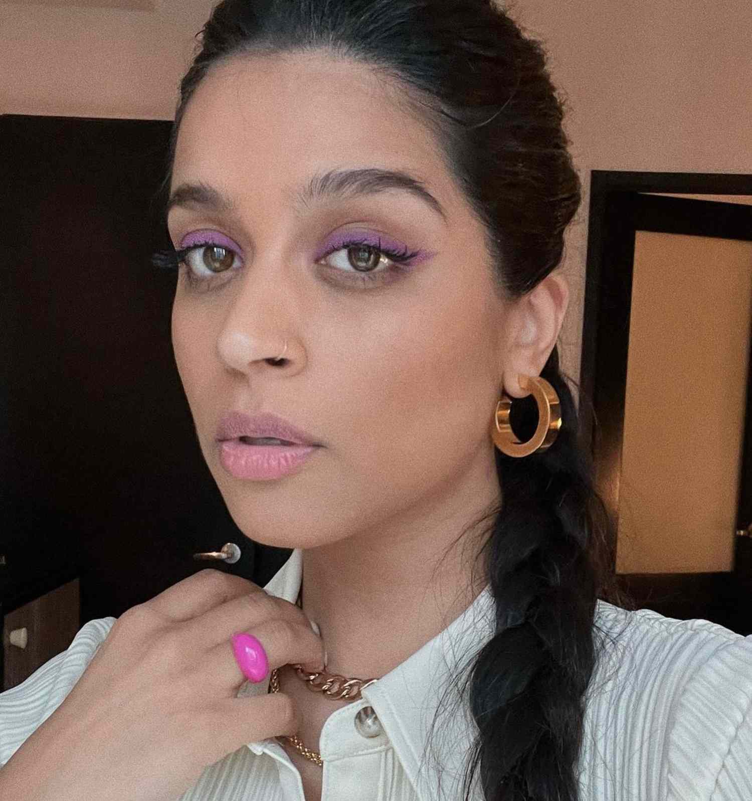 Foto de Lilly Singh usando delineador lilás suave