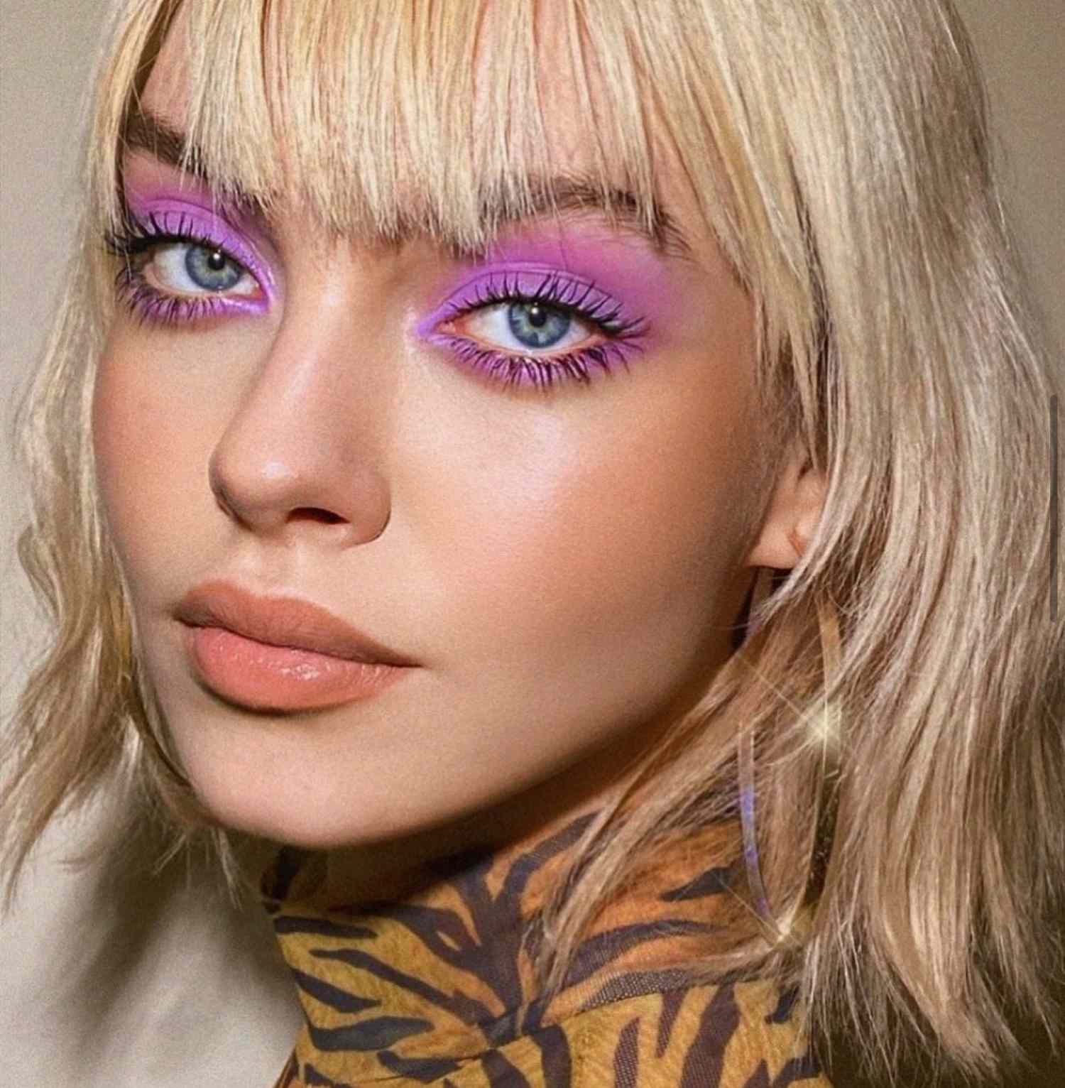 Foto aproximada de uma modelo usando sombra lilás fosca brilhante