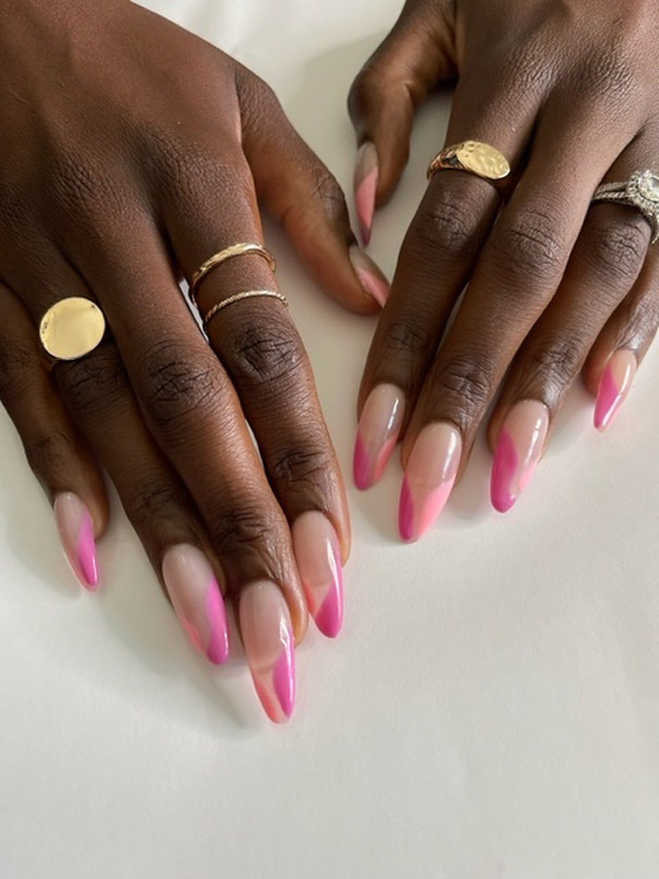 Issa Ray com manicure rosa