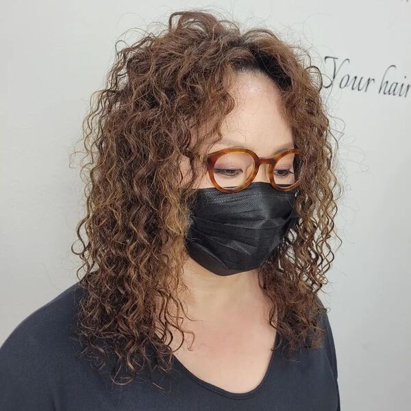 Cachos de baixa manutenção - mulher com óculos e máscara preta