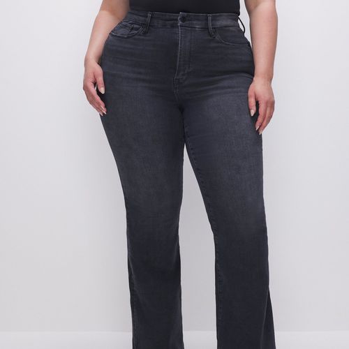 Jeans Good American sempre se encaixa nas boas pernas flare jeans preto