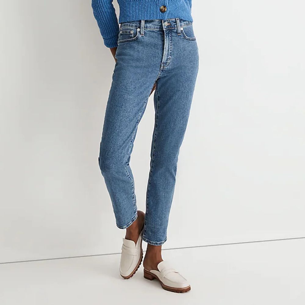 Modelo em jeans azul com lofers creme, aumentado