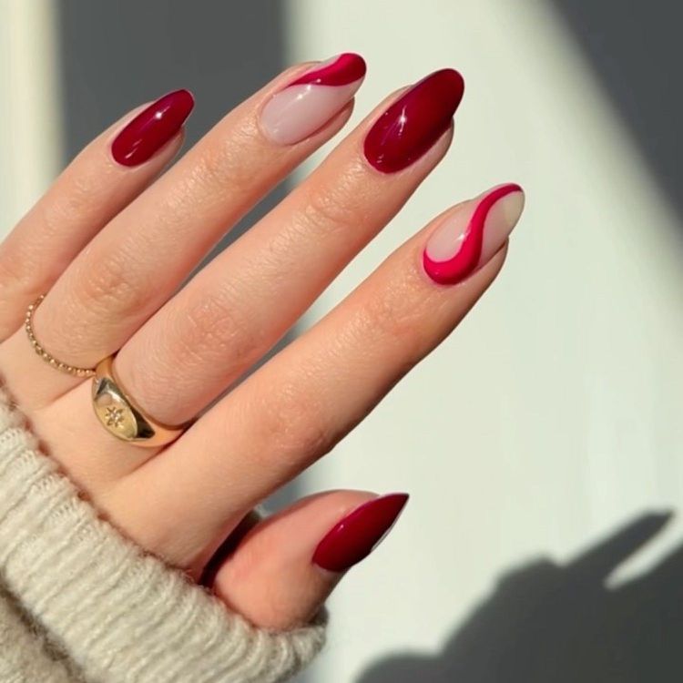 Retro-manicure com padrões vermelhos de vórtice